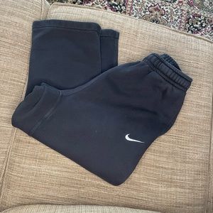 Men’s Nike straight leg drawstring sweatpants.